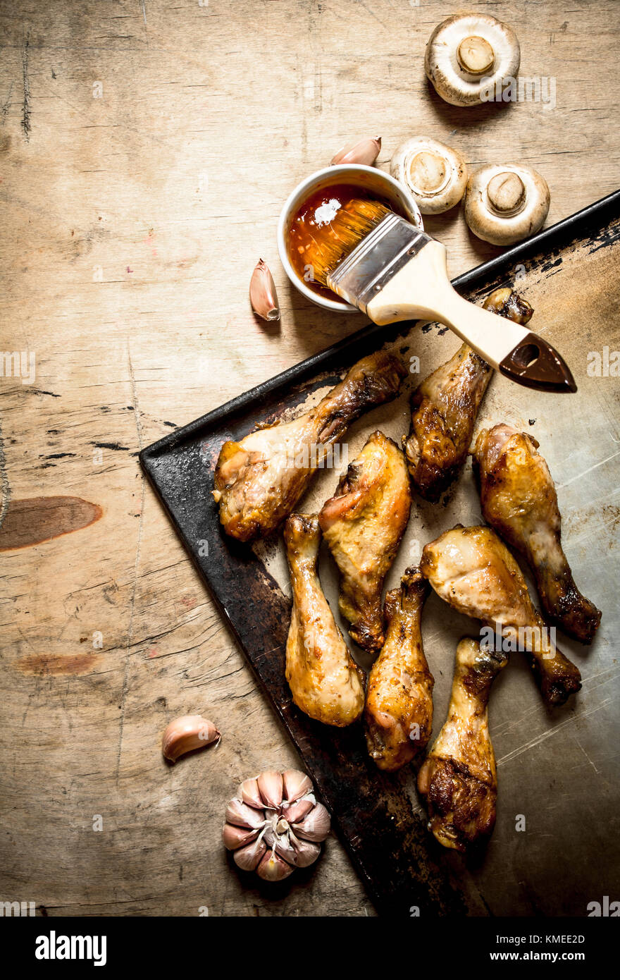 Fried Chicken Beine in einer Pfanne mit Pilzen, Knoblauch, und heiße Soße. Stockfoto