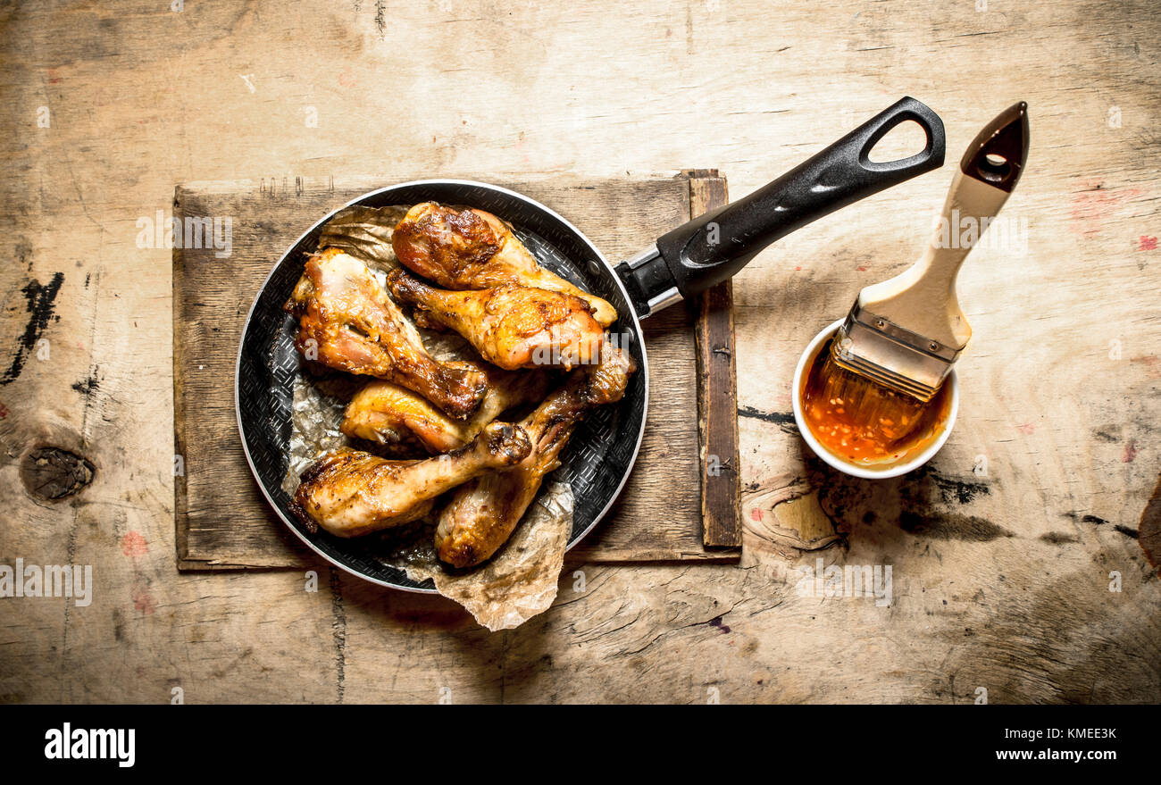 Gebratenes Huhn mit Tomatensoße. Auf einem Holztisch. Stockfoto
