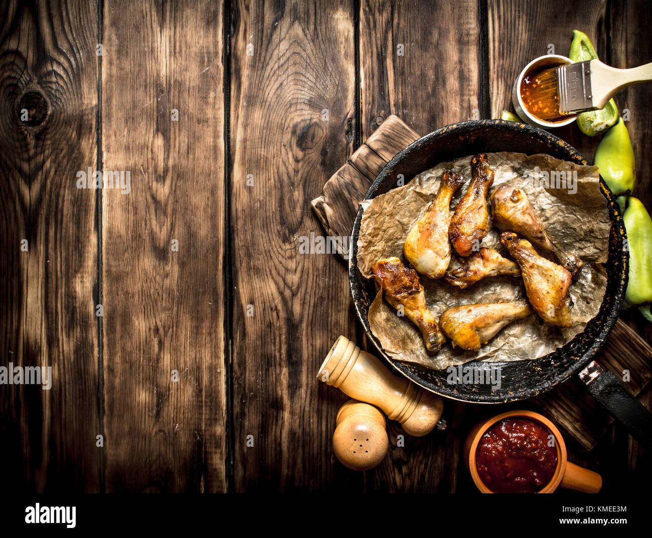 Gebratenes Huhn mit Tomatensoße. Auf einem Holztisch. Stockfoto