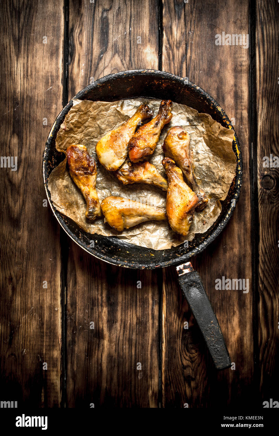Fried Chicken Beine in der Pfanne. Auf einem Holztisch. Stockfoto