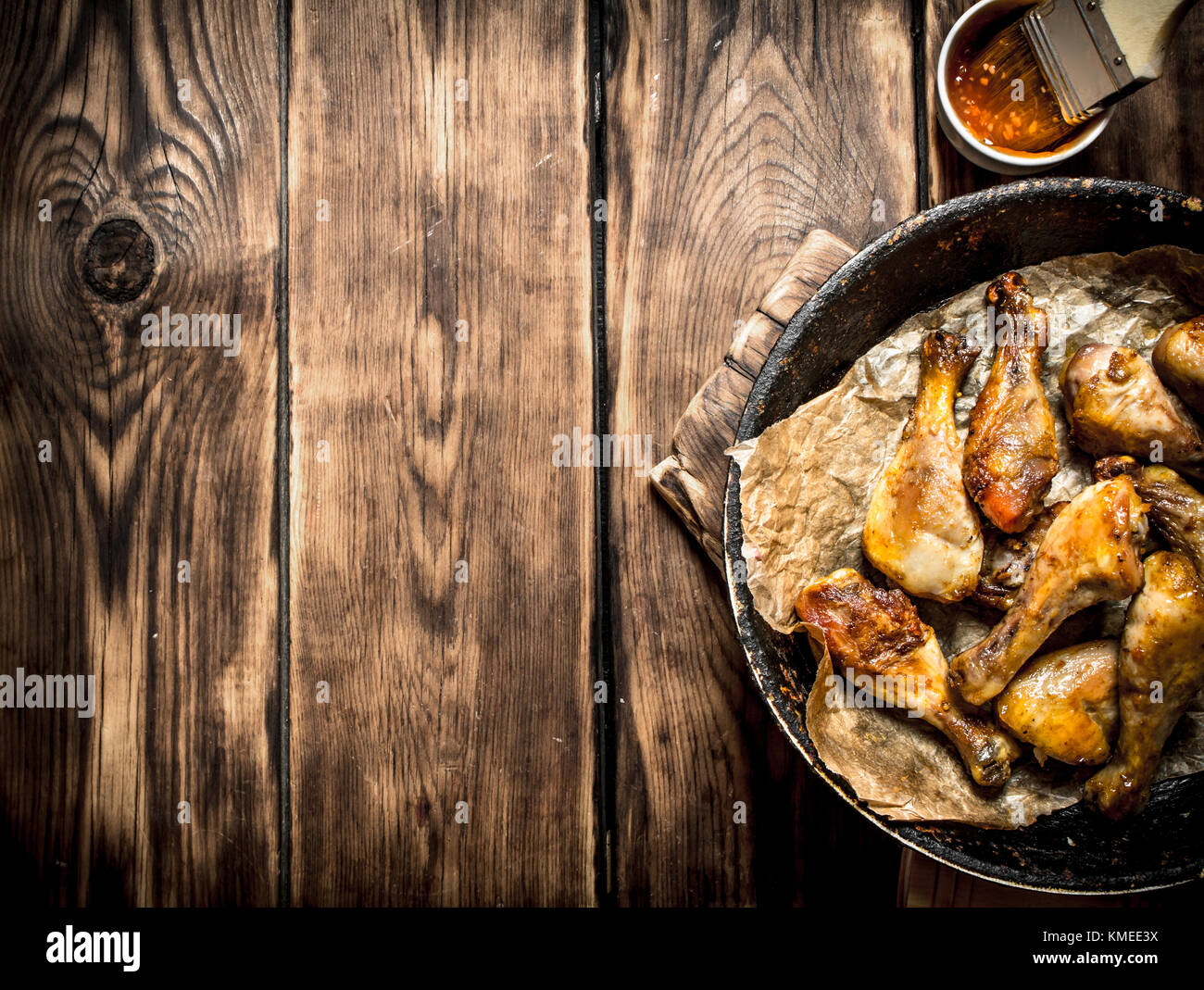 Gebratenes Huhn mit Tomatensoße. Auf einem Holztisch. Stockfoto