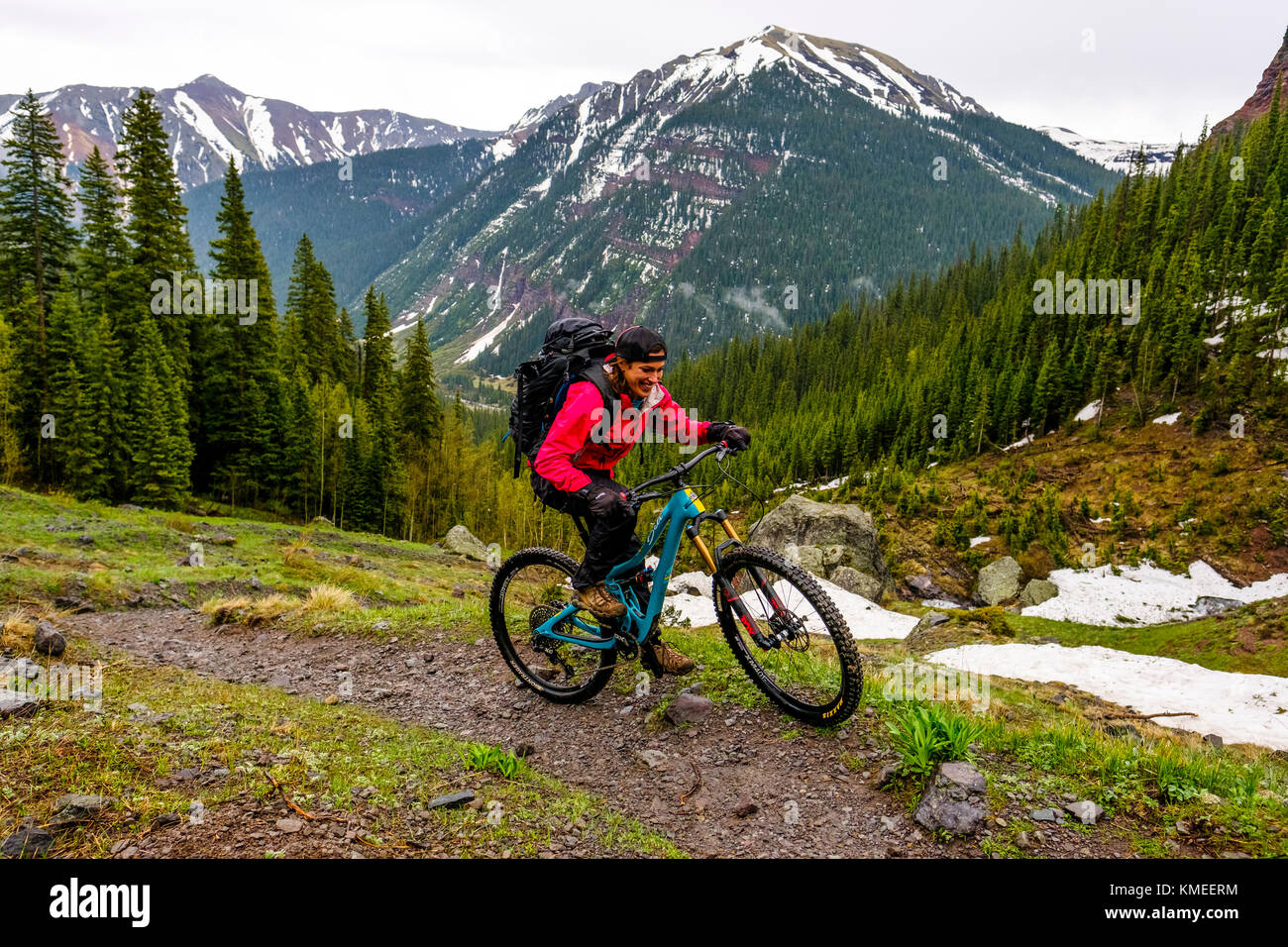 Frau Mountainbiker in landschaftlich reizvoller Landschaft reitet den Ice Lakes Trail im Regen, USA Stockfoto