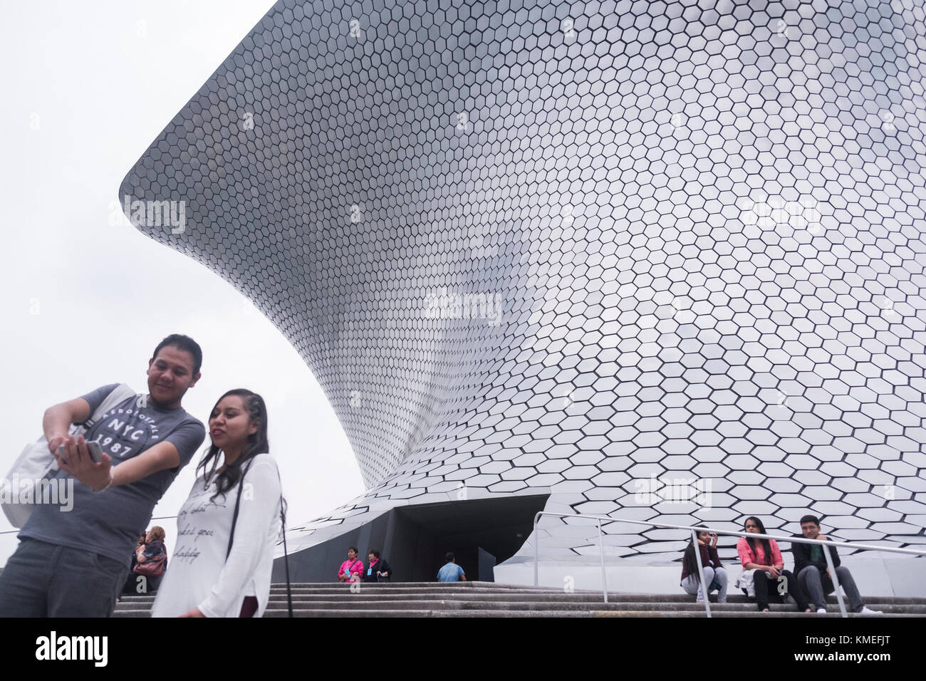 Moderne Architektur von Soumaya Museum und Besucher außerhalb, Mexiko-Stadt, Mexiko Stockfoto