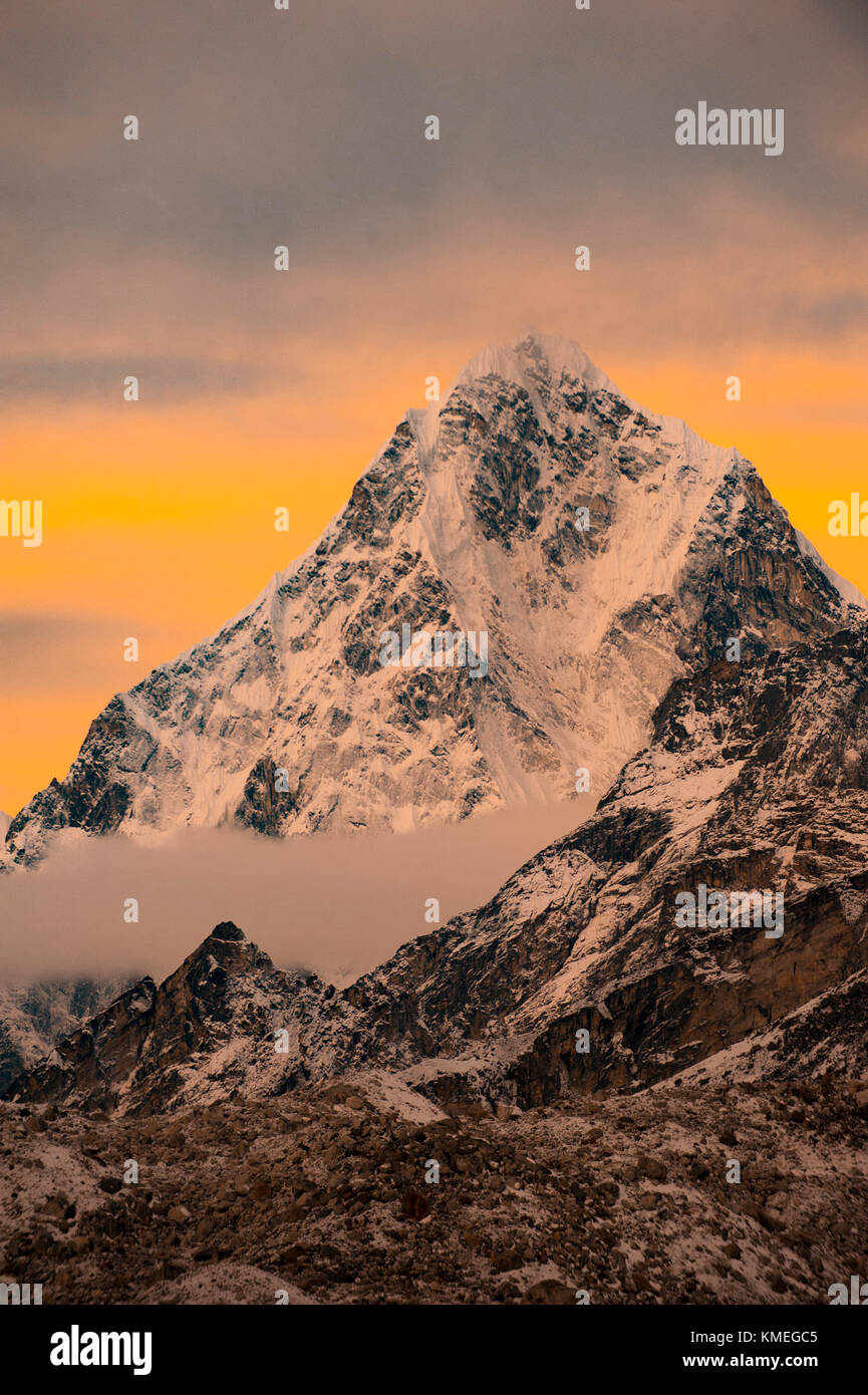 Majestätische Szenerie des Himalaja Mount Tawoche bei Sonnenuntergang, Solukhumbu District, Nepal Stockfoto