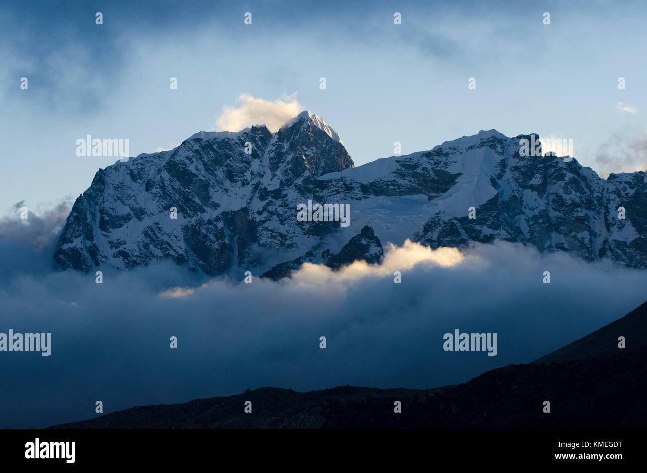 Majestätische Szenerie des Cholatse Gipfel des Himalaya steigen über Wolken, Solukhumbu District, Nepal Stockfoto