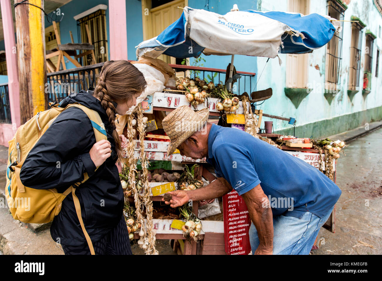 Maryann Buchanan führt lokale Gemüse von einem Straßenhändler in Baracoa, Kuba, ein. Stockfoto