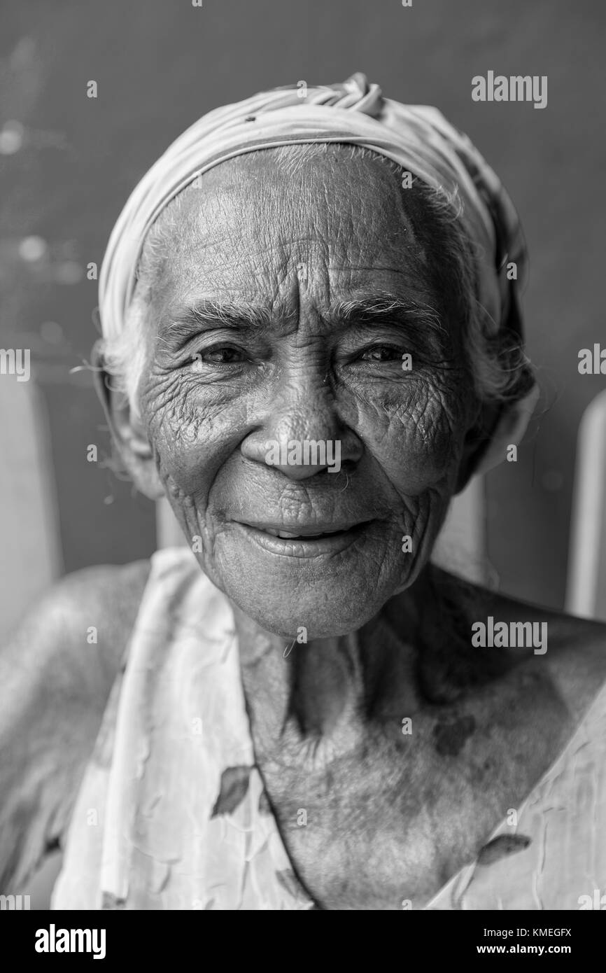 Eine ältere Frau posiert für ein Porträt im Parque Natural Majayara in Baracoa, Kuba. Stockfoto