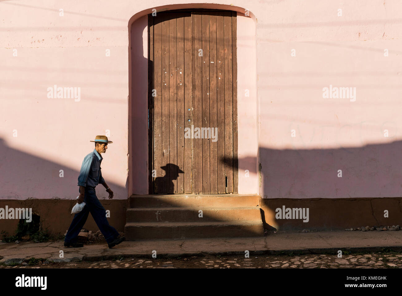Ein Mann geht am frühen Morgen in Trinidad, Kuba, auf die Straßen. Stockfoto
