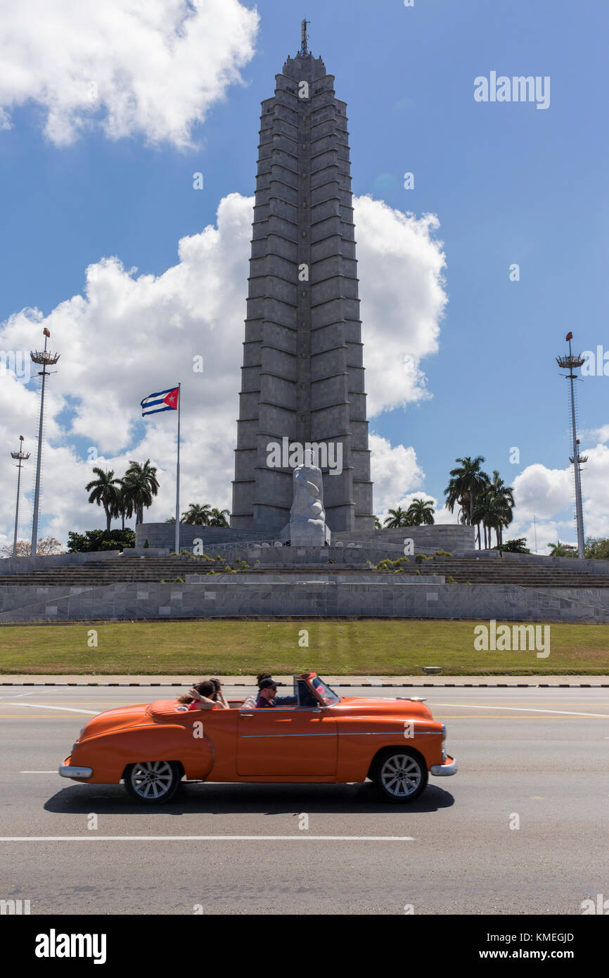 Touristen nehmen eine klassische Fahrt mit dem Auto auf der Plaza de la Revolución in Havanna, Kuba. Stockfoto