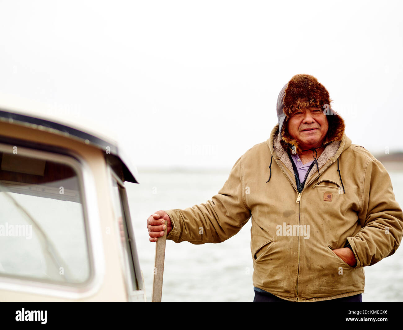 Einheimischer Alaskan-Reiseführer, der Eisbären auf Beaufort Sea, Arctic National Wildlife Refuge, Kaktovik, Barter Island, Alaska, USA, zu sehen gibt Stockfoto