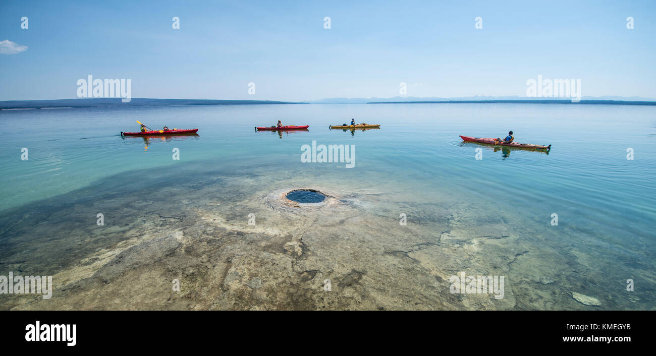 Kajakfahrer, die an Unterwasser-Geysir des Yellowstone Lake, Yellowstone National Park, Wyoming, USA vorbeifahren Stockfoto