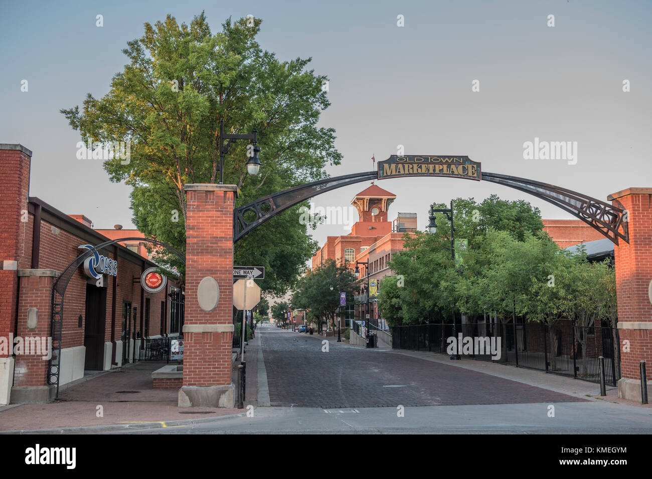 Tor zum Marktplatz der Altstadt in Wichita unter klarem Himmel, Kansas, USA Stockfoto