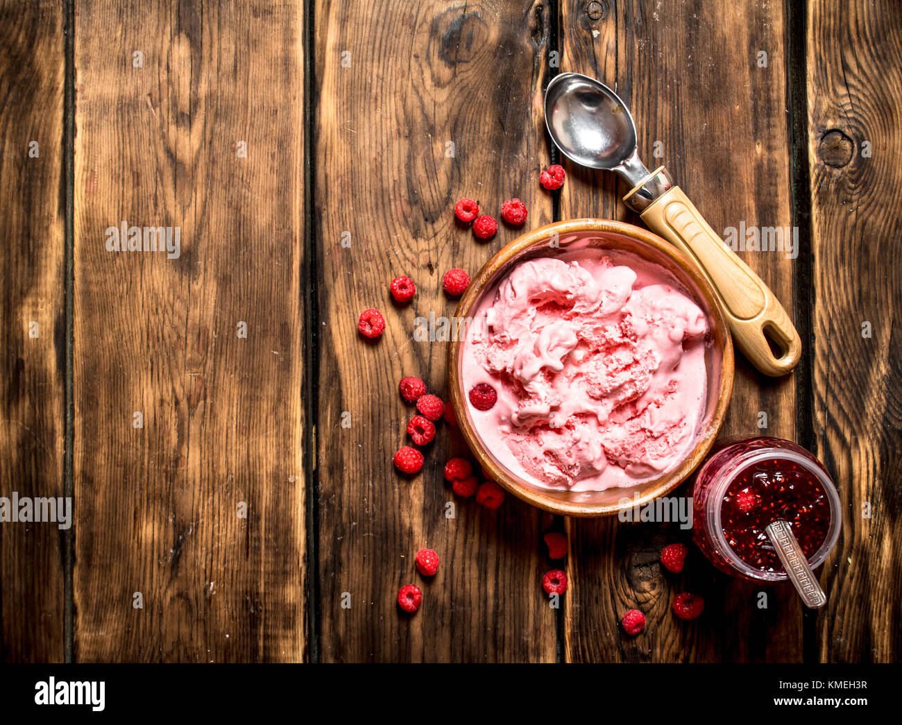 Eis und Marmeladen aus wilden Himbeeren. Auf einem Holztisch. Stockfoto