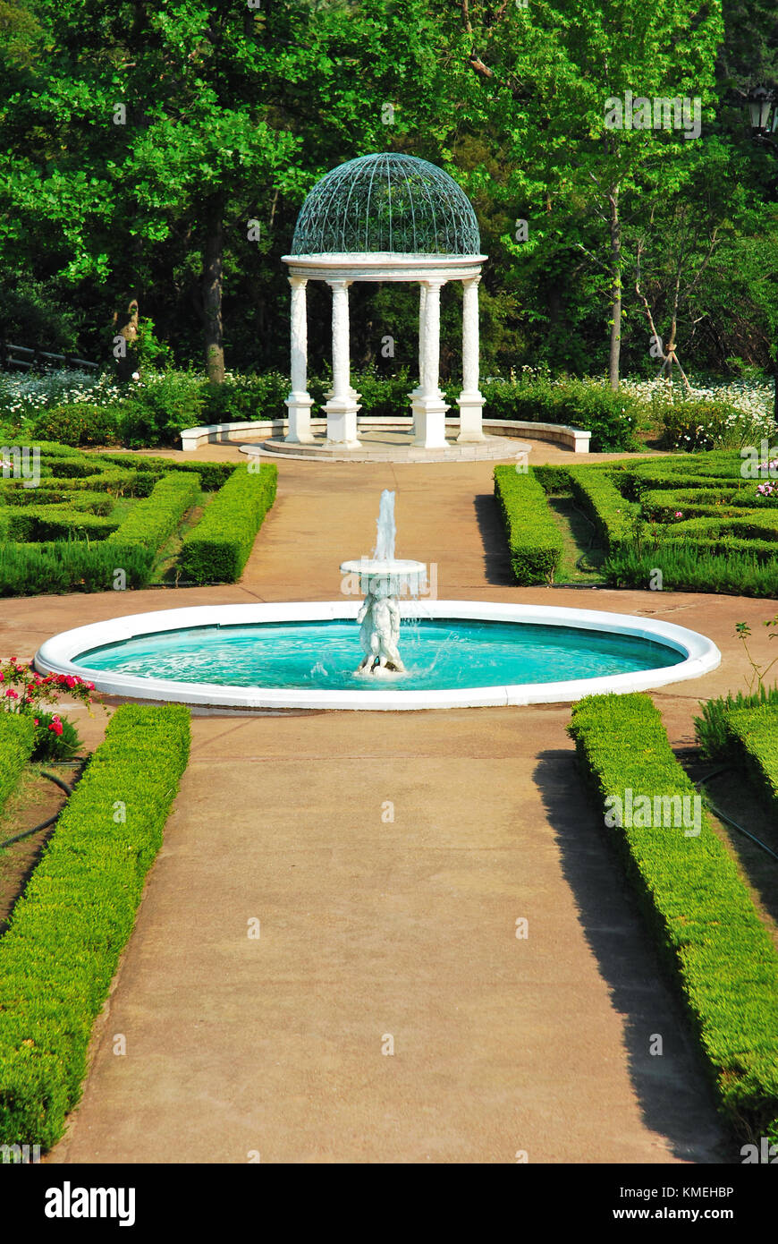 Springbrunnen und Pavillon in einem europäischen Stil gestalteten Garten. ein Symbol von Reichtum, die westliche Kultur und Raffinesse. Stockfoto
