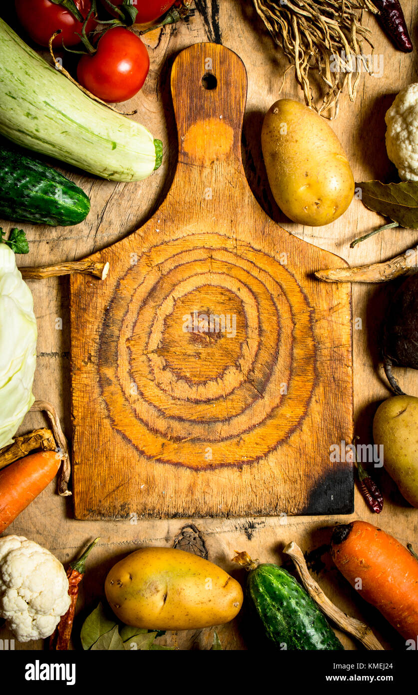 Schneidbrett und Zutaten zum Kochen Suppe. Auf einem Holztisch. Stockfoto