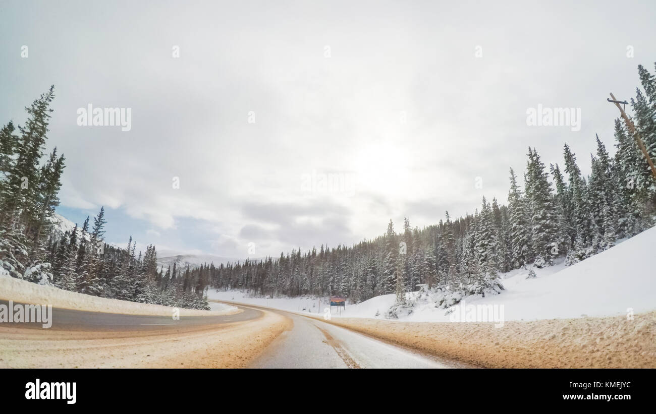 POV point of view - Fahren über Berthoud Pass nach Sturm in Colorado. Stockfoto