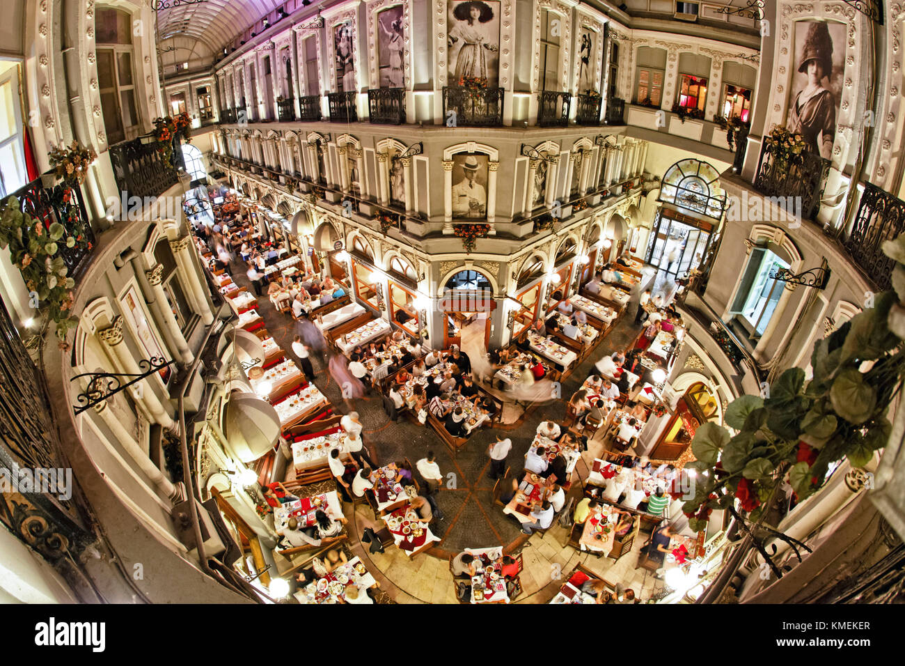 Cicek Pasaji Hallenbad, Restaurants in Atrium, Istanbul, Türkei, Europa, Stockfoto