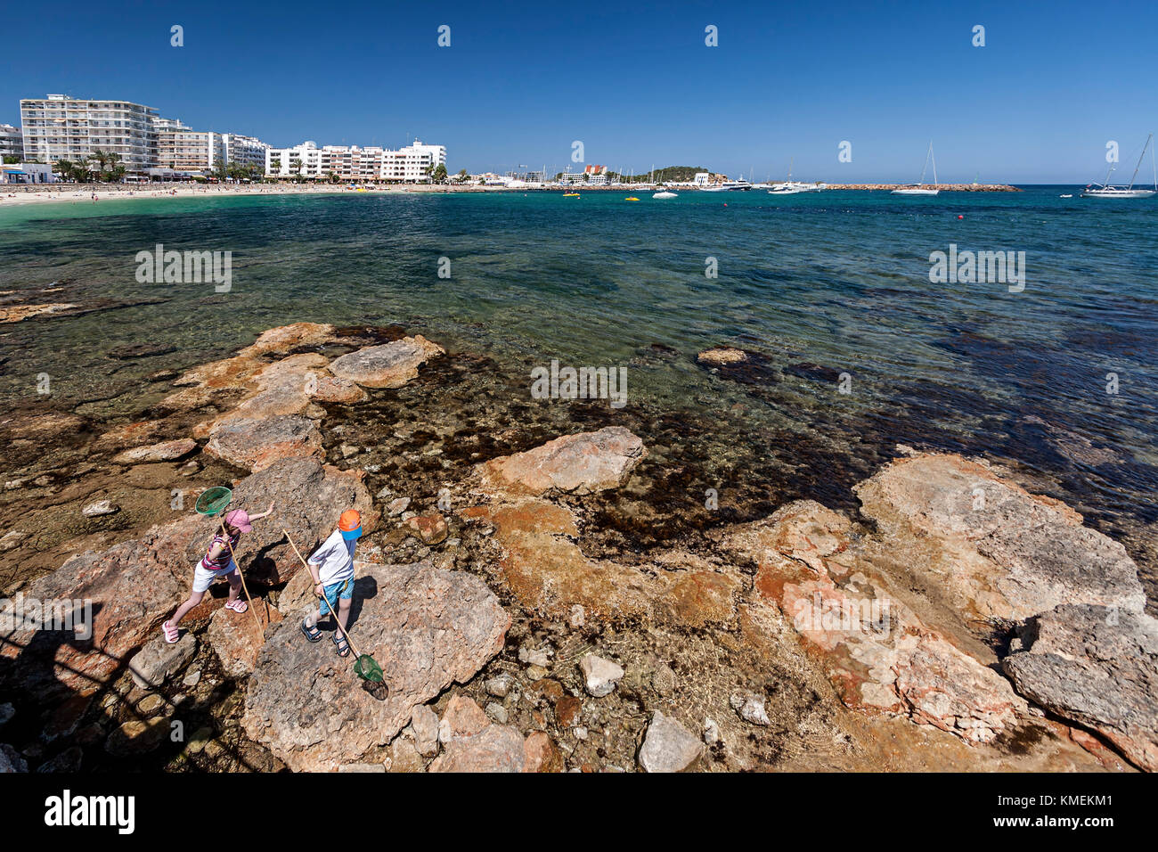 Kinder mit einem Fischernetz in Santa Eularia des Riu, Ibiza, Spanien Stockfoto