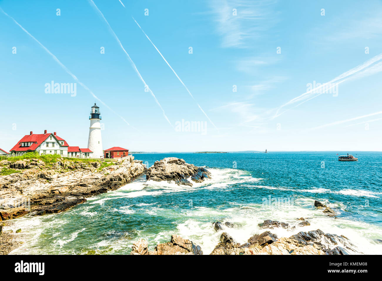 Cape Elizabeth, USA - 10. Juni 2017: Portland Head Lighthouse und Museum in Fort Williams Park in Maine im Sommer Tag mit Cliff Stockfoto