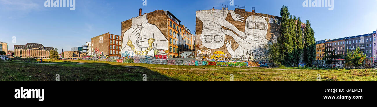 Panorama von Wandbild Firewall in Kreuzberg des italienischen Künstlers Blu, Berlin, Deutschland Stockfoto