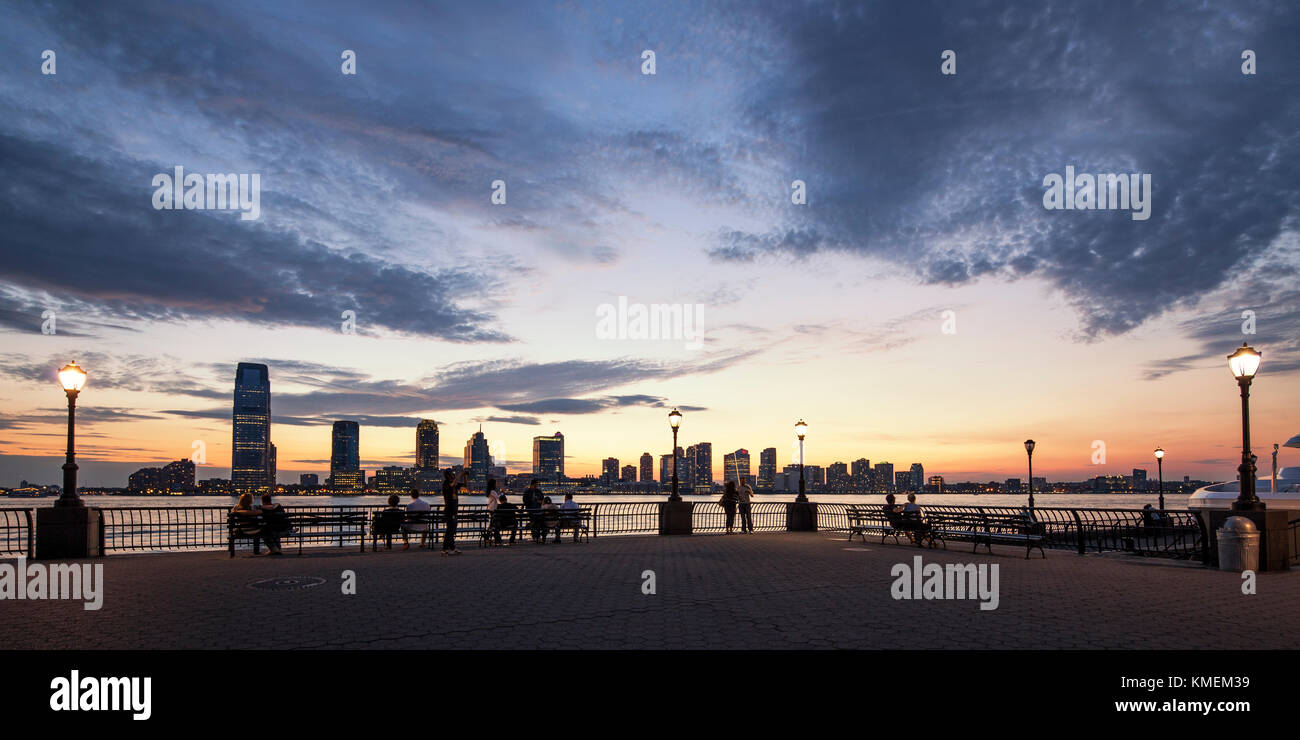 Blick vom Battery Park auf Skyline von New Jersey bei Sonnenuntergang, New York Cty Stockfoto