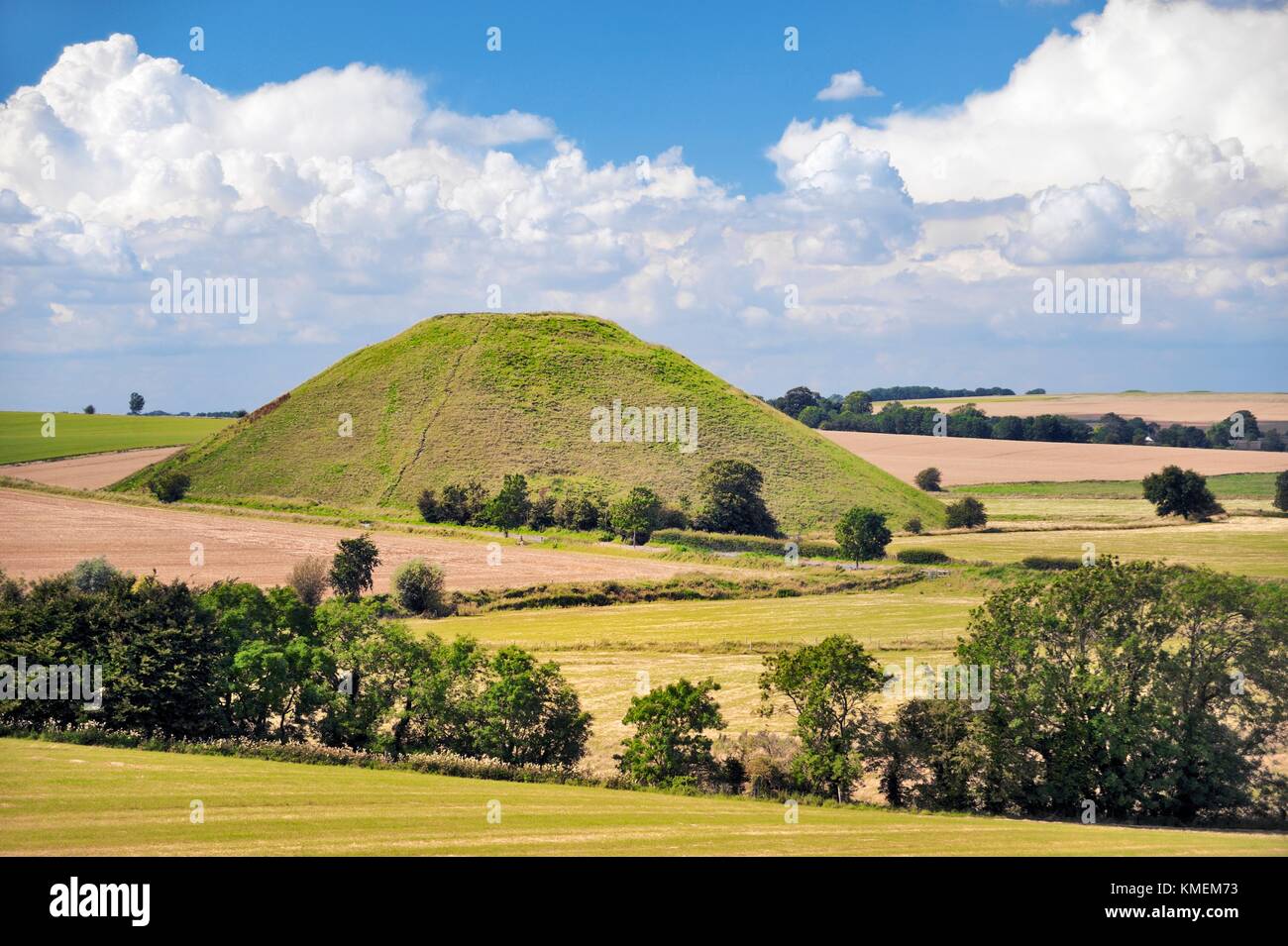 Silbury Hill künstliche neolithischen prähistorischen Kreide Hügel außerhalb Dorf von Avebury in Wiltshire, England. 4750 Jahre alt 40m hoch Stockfoto