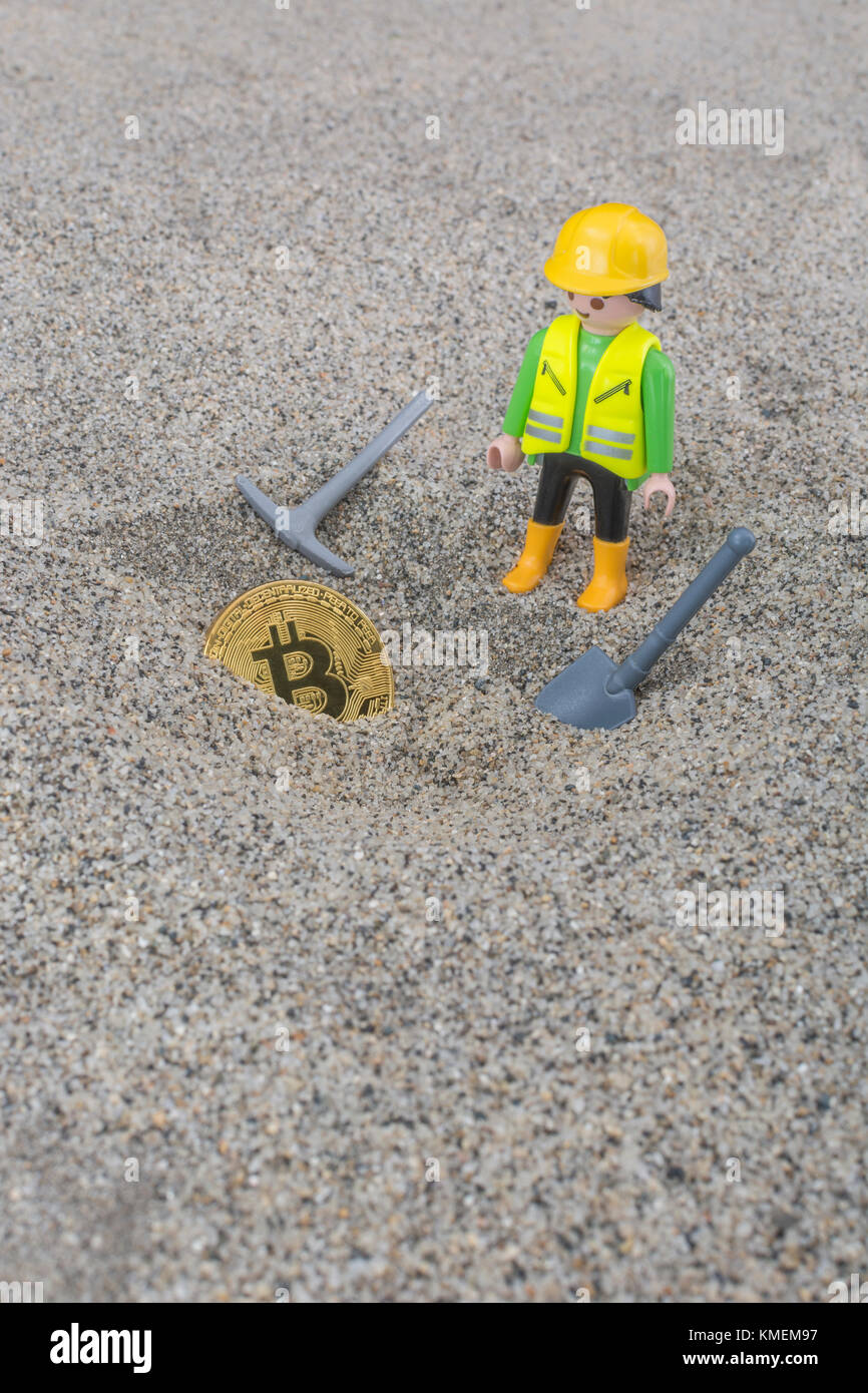 Playmobil Charakter in imaginären Bergbau von Gold-farbigen Bitcoin Cyber /  cryptocurrency - Bitcoins Wert erreicht hohe Werte im Dezember 2017  Stockfotografie - Alamy