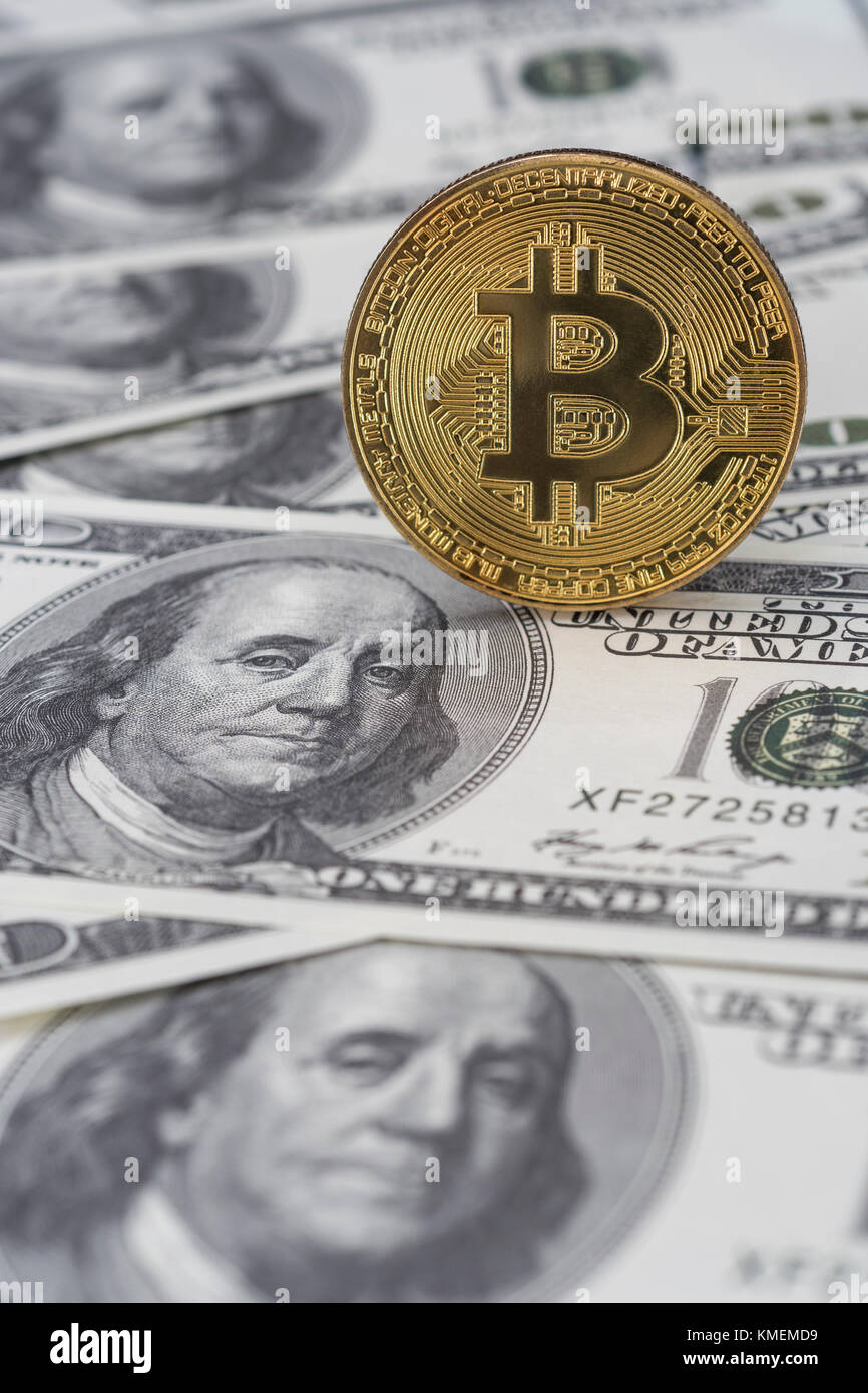 Goldfarbene Bitcoin cryptocurrency mit US $ 100 Franklin Rechnungen - Bitcoin Werte erreichen hohe Niveaus im Dezember 2017. Franklin C-Hinweise. Stockfoto
