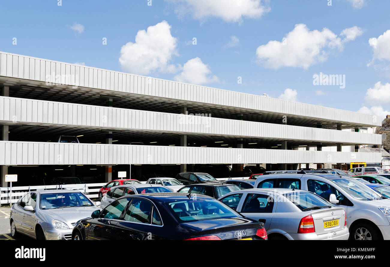 Autos, die in einem Parkplatz geparkt, England, UK. Stockfoto