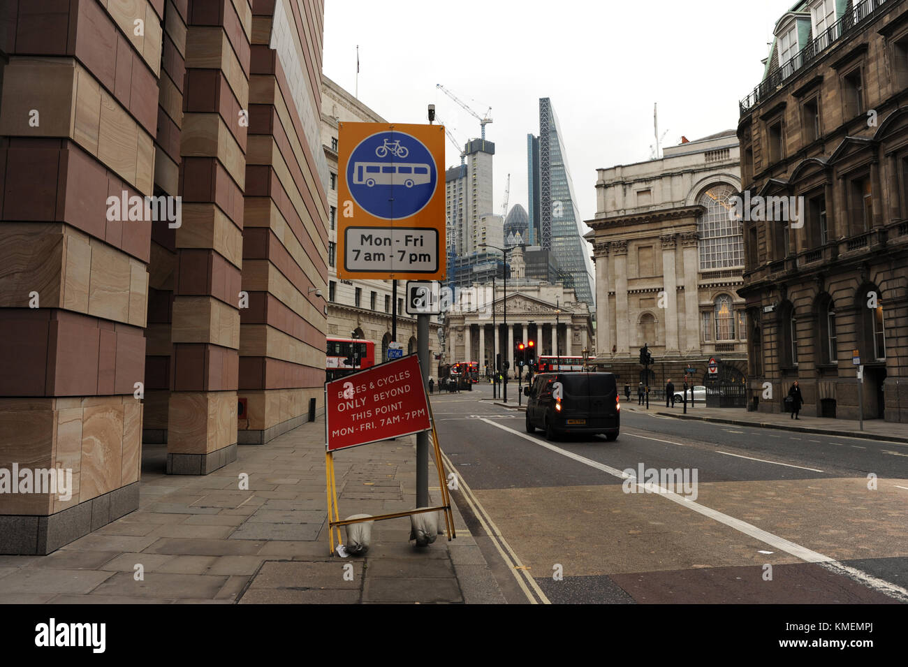 Verkehrszeichen Durchsetzung der verkehrsfreien Kreuzung Regelung bei der Bank Station in London, England Stockfoto