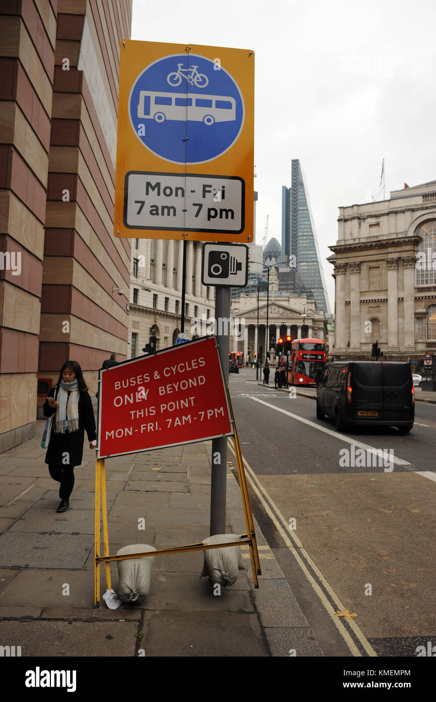 Verkehrszeichen Durchsetzung der verkehrsfreien Kreuzung Regelung auf Queen Victoria Street in der Nähe der Bank Station in London, England Stockfoto