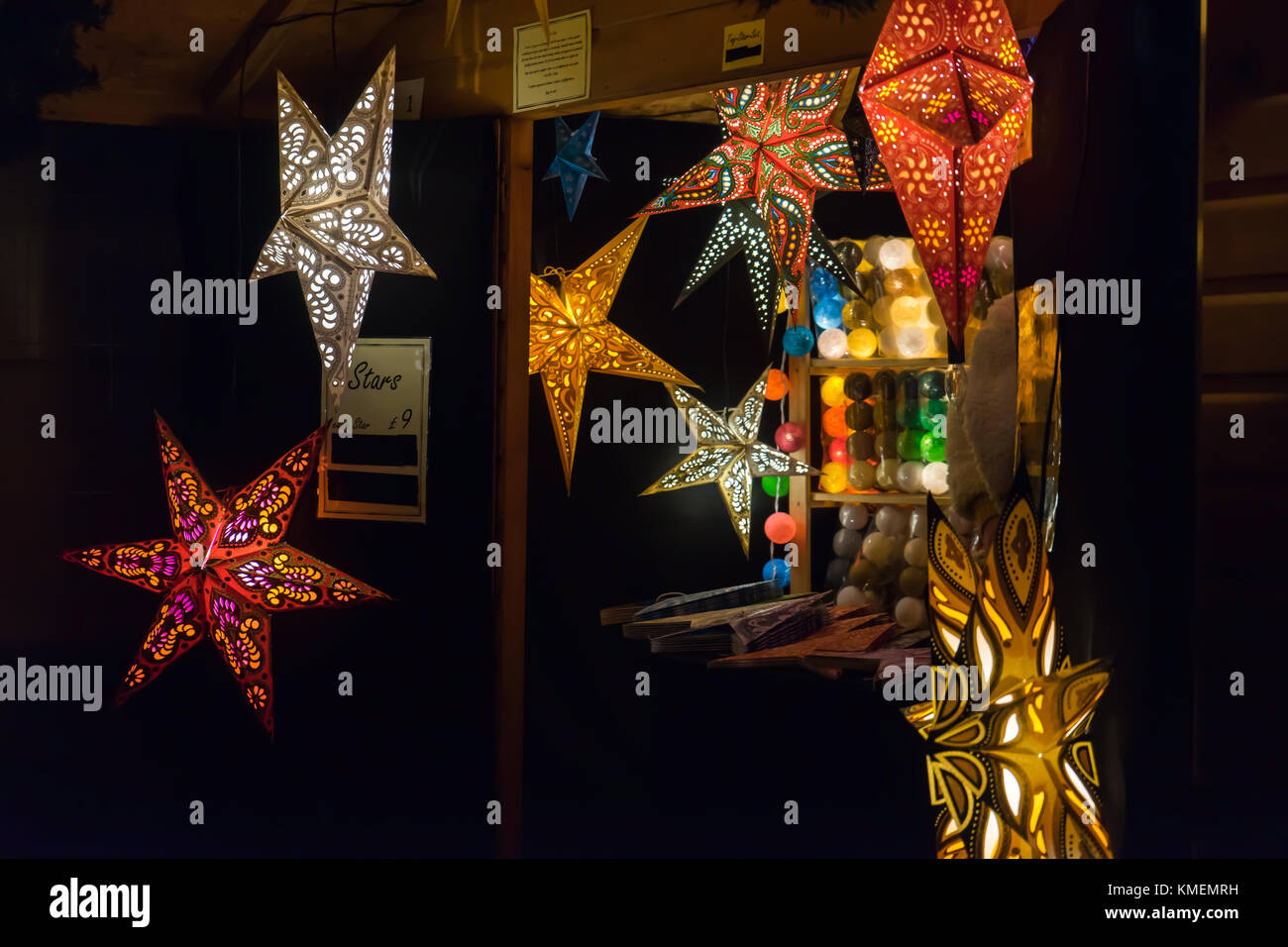 Bunt leuchtende Stern Laternen an der Winchester Weihnachtsmarkt, Winchester, England Großbritannien Stockfoto