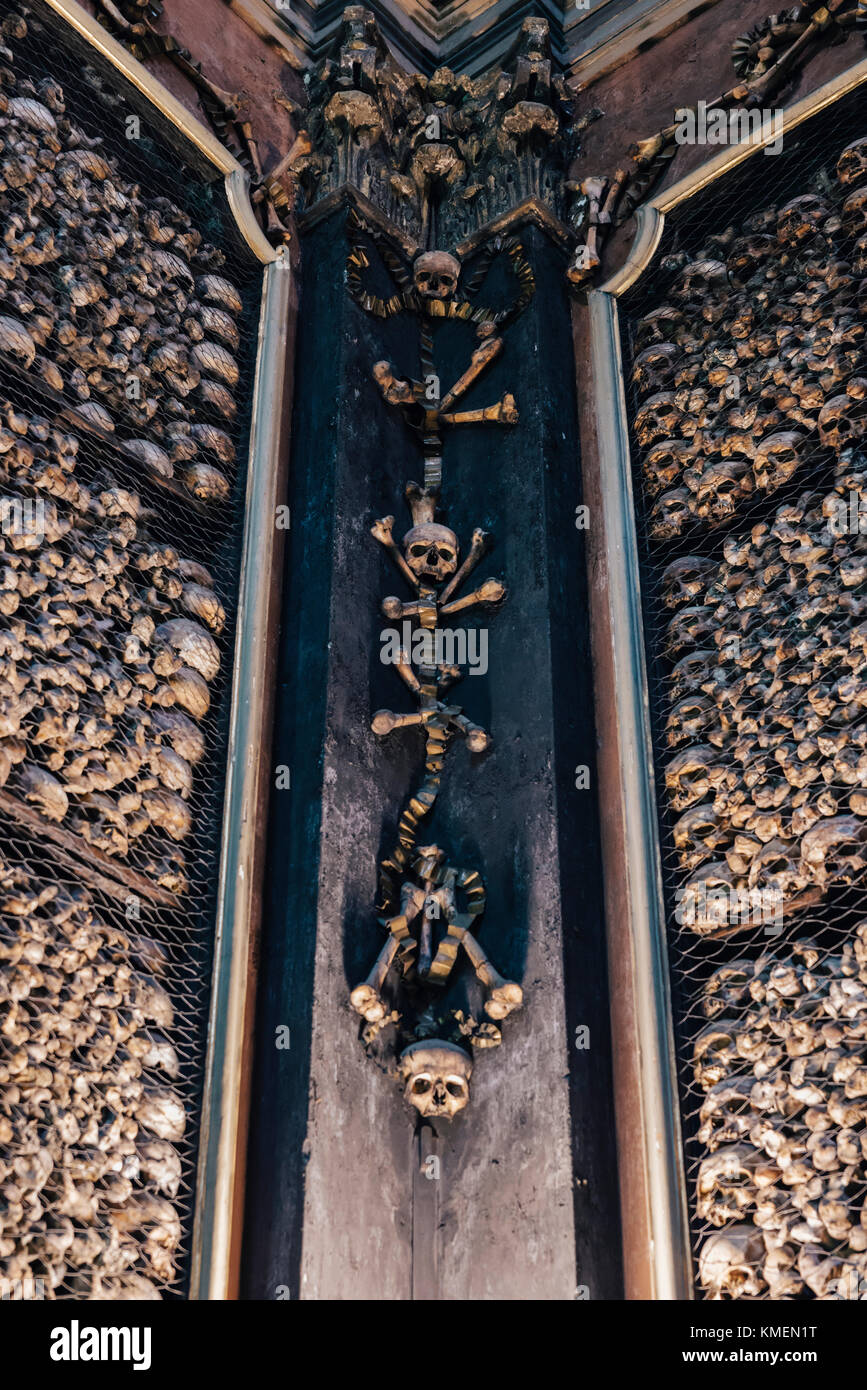 Die eindrucksvolle Krypta von San Bernardino alle Ossa, Mailand, Italien Stockfoto