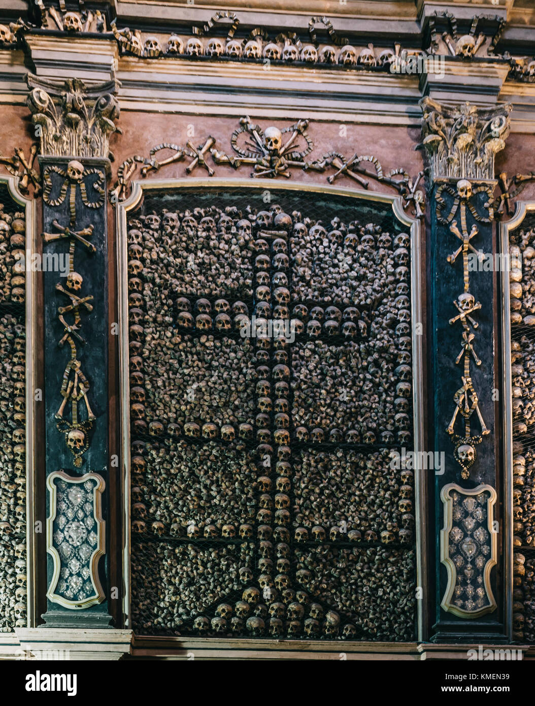 Die eindrucksvolle Krypta von San Bernardino alle Ossa, Mailand, Italien Stockfoto