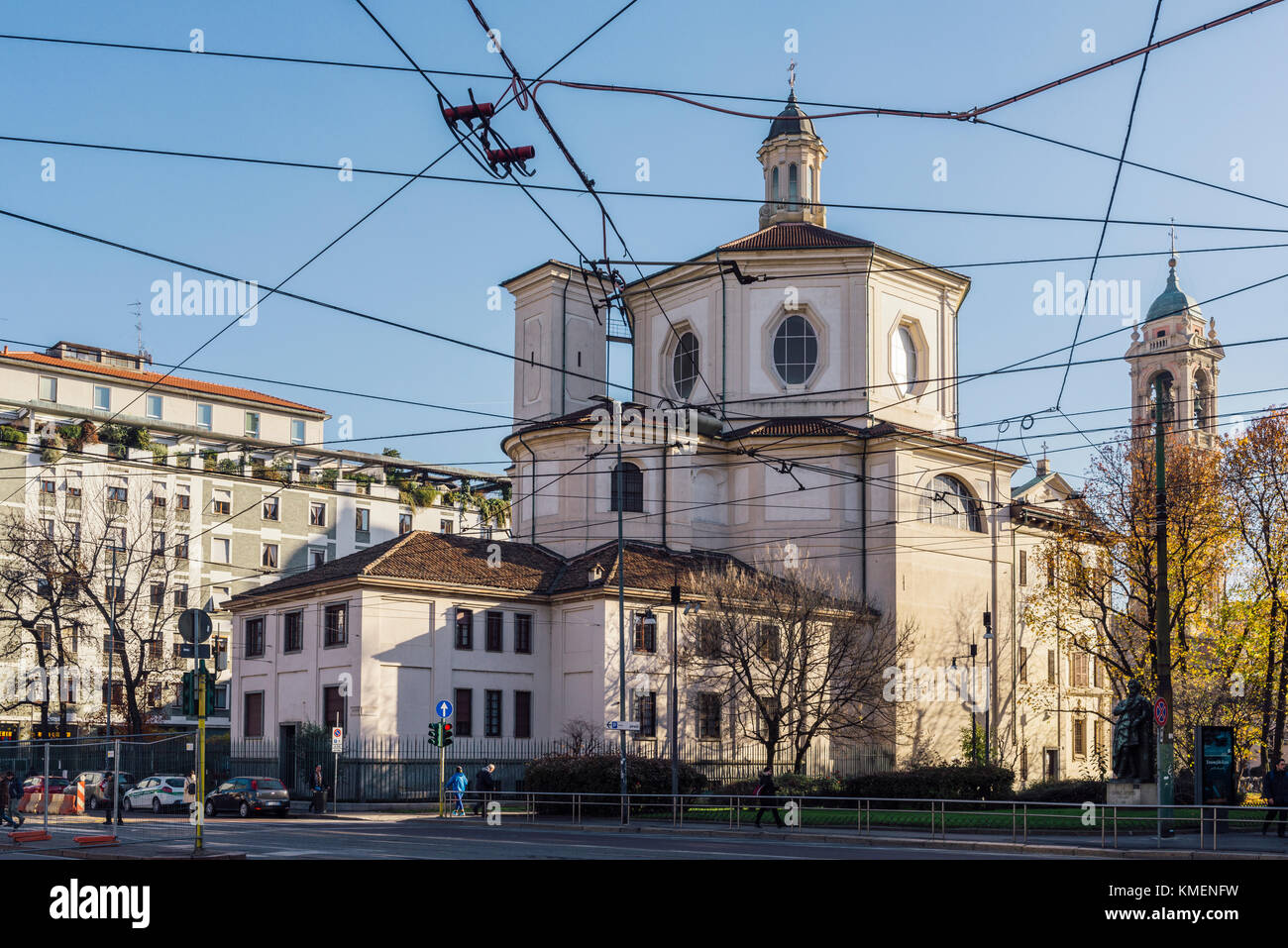 San bernardino alle Ossa ist eine Kirche in Mailand, Lombardei, Italien am besten bekannt für seine Beinhaus, eine kleine Seitenkapelle mit zahlreichen menschlichen Totenschädeln dekoriert Stockfoto