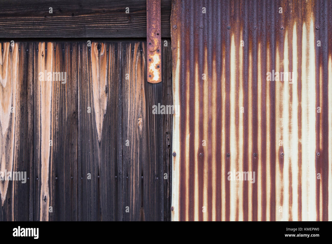 Verwitterte Holz und rostige Wellblech; Fassade eines alten japanischen Haus Stockfoto