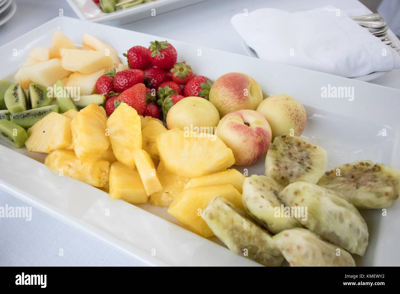 Frisches Obst mit Pfirsich, Kiwi, Ananas, Erdbeeren, ficodindia Stockfoto