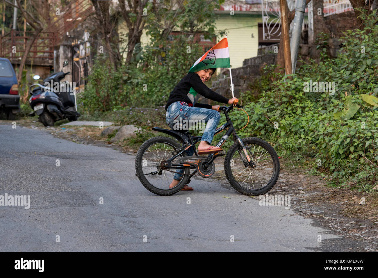 Einen Jungen auf einem Fahrrad mit einer Flagge. Stockfoto
