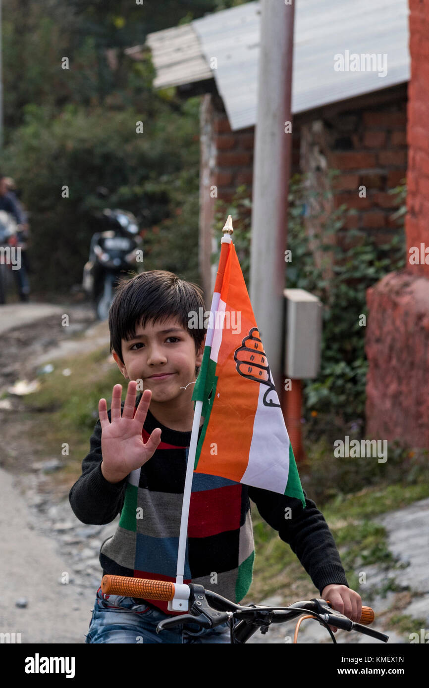 Einen Jungen auf einem Fahrrad mit einer Flagge. Stockfoto