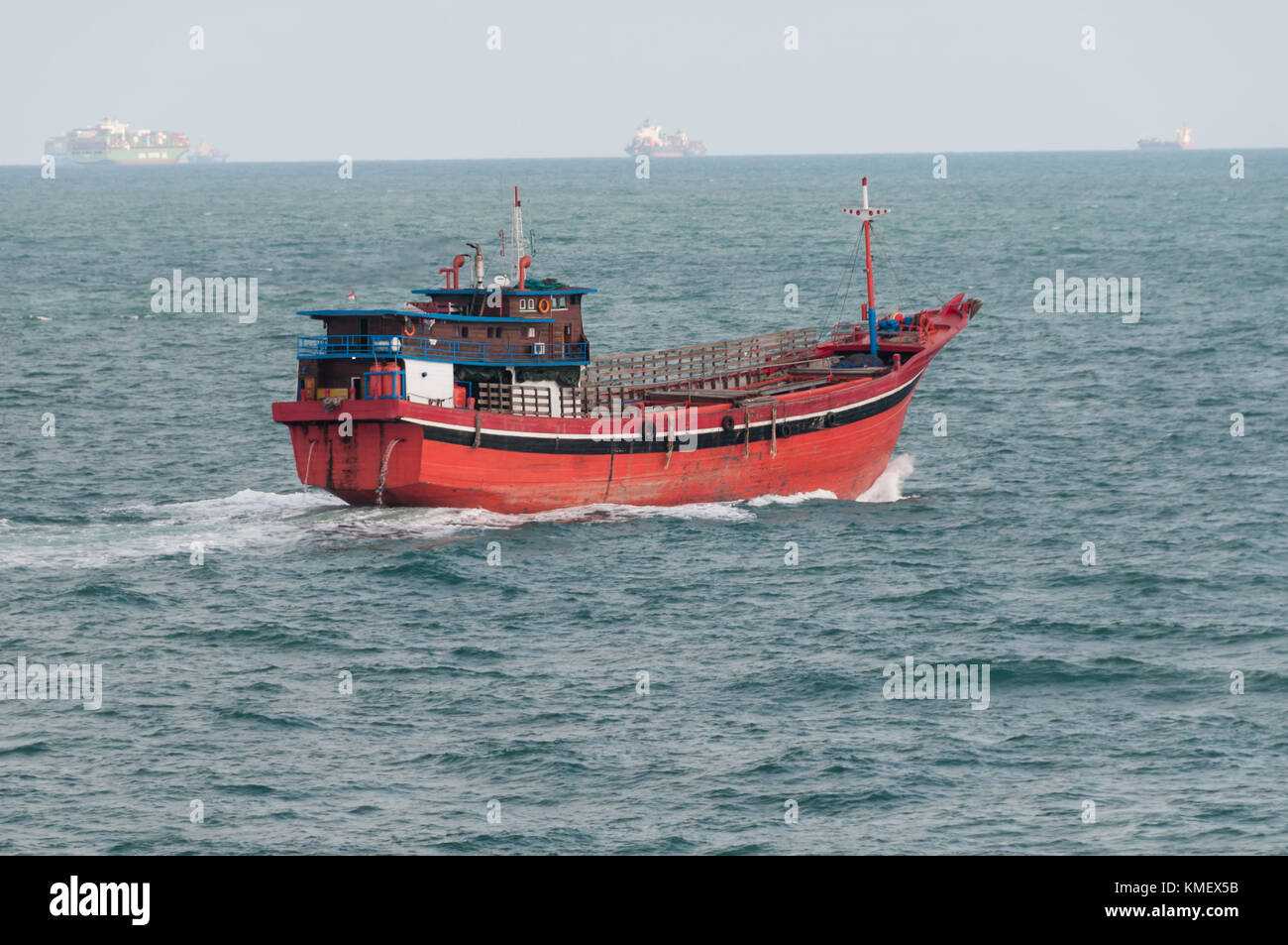 Fischerboot in malaysischen Gewässern Stockfoto