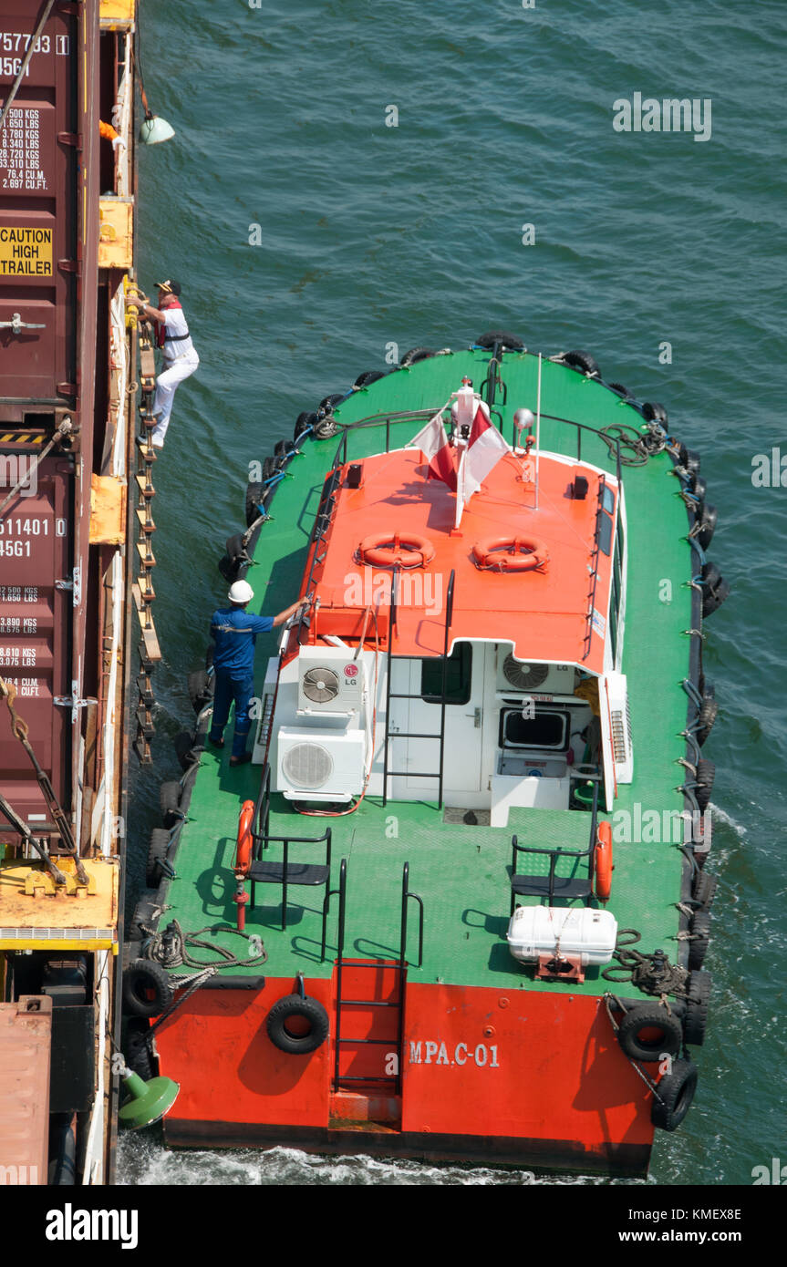 Marine Pilot Boarding Handelsschiff bei Jakarta, Indonesien Stockfoto