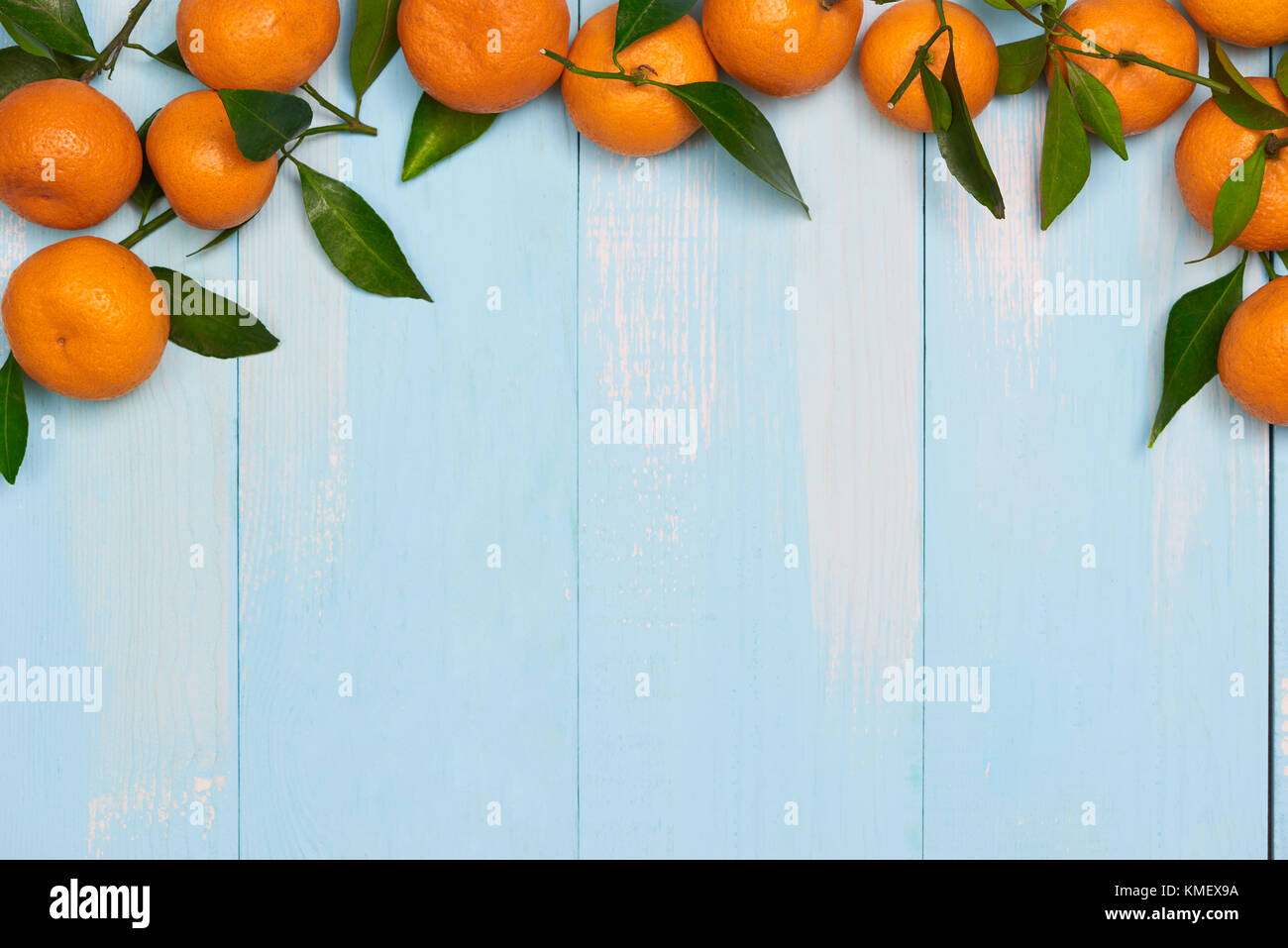 Ansicht von oben Zubehör Chinese New Year Festival Dekorationen. orange, Blatt auf blauem Hintergrund Stockfoto