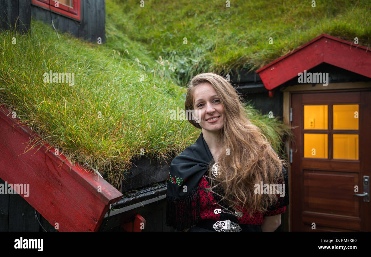 Färöische Frau in Tracht in der Altstadt von Tórshavn. Insel Streymoy. Färöer Inseln Stockfoto