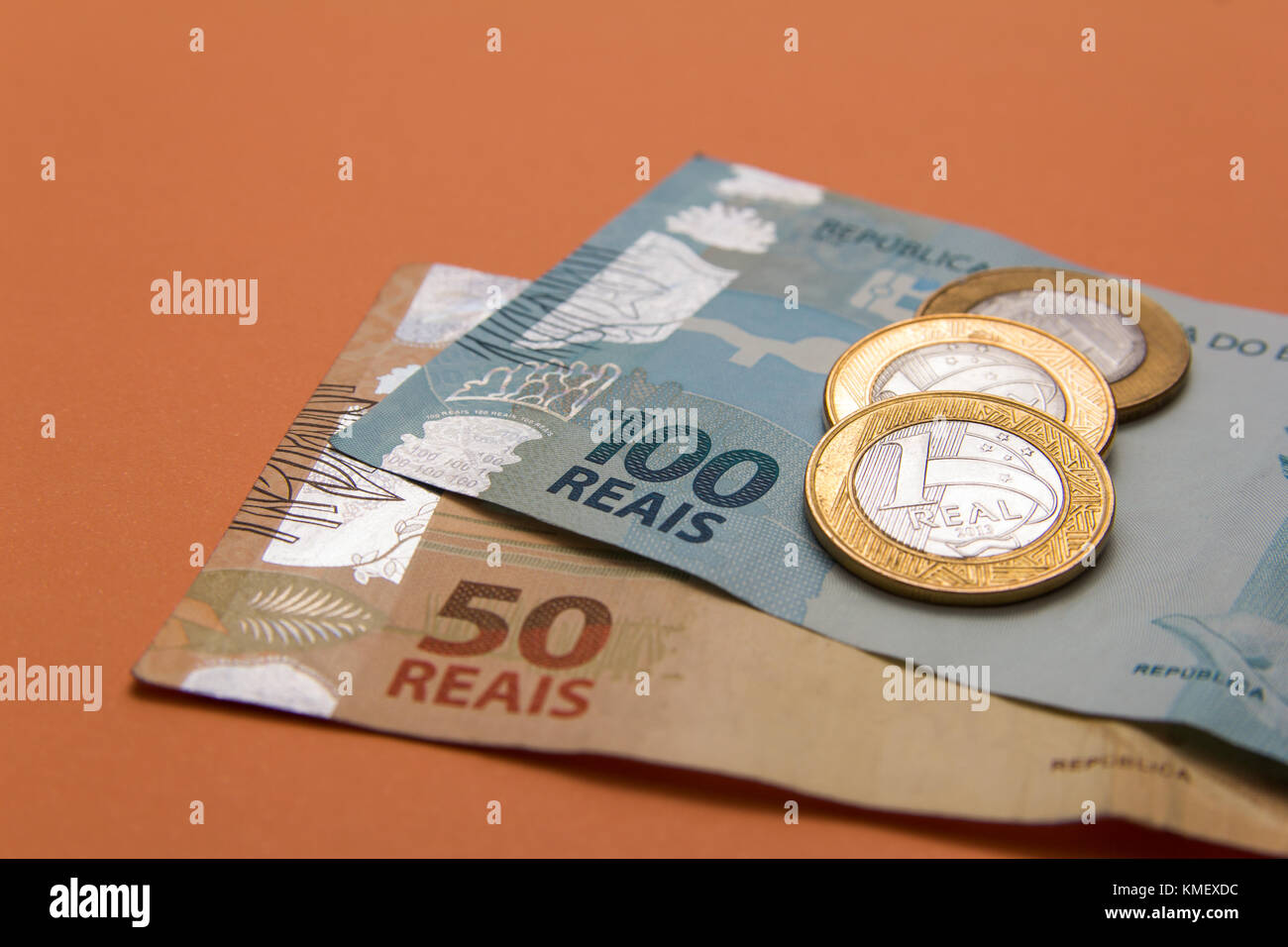 Geld Aus Brasilien Stellt Der Real Die Brasilianische Wahrung Konzept Der Finanzierung Investitionen Reichtum Cash Rechnungen Auf Orange Tabelle Stockfotografie Alamy