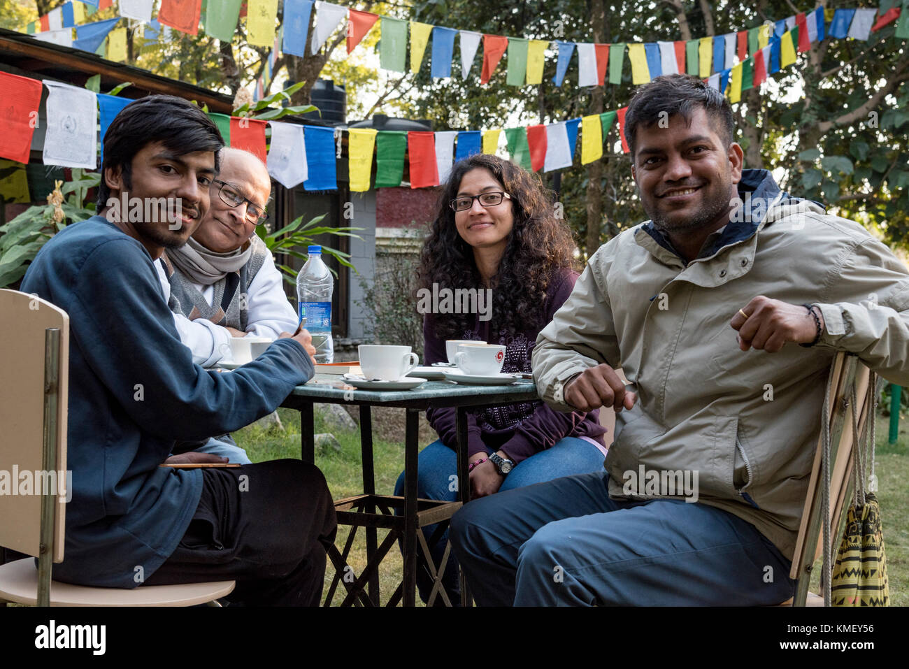 Eine Gruppe von Menschen aus verschiedenen Altersgruppen zusammen sitzen Stockfoto