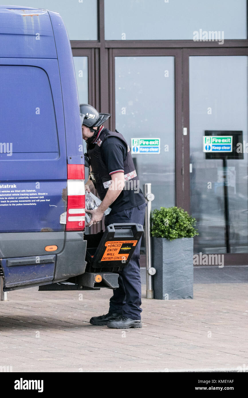 G4S Security Guard, sich der Abgabe von flüssigen Mitteln in ein Kaufhaus am Meer in Blackpool, Lancashire, Großbritannien Stockfoto