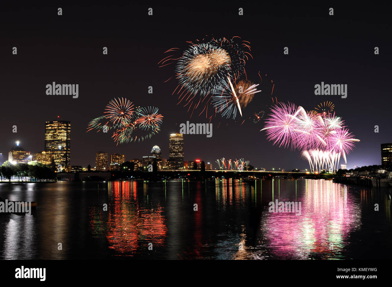 Feuerwerk über Boston am 4. Juli fest. Skyline der Stadt und den Scheinwerfer am Charles River nieder. Stockfoto