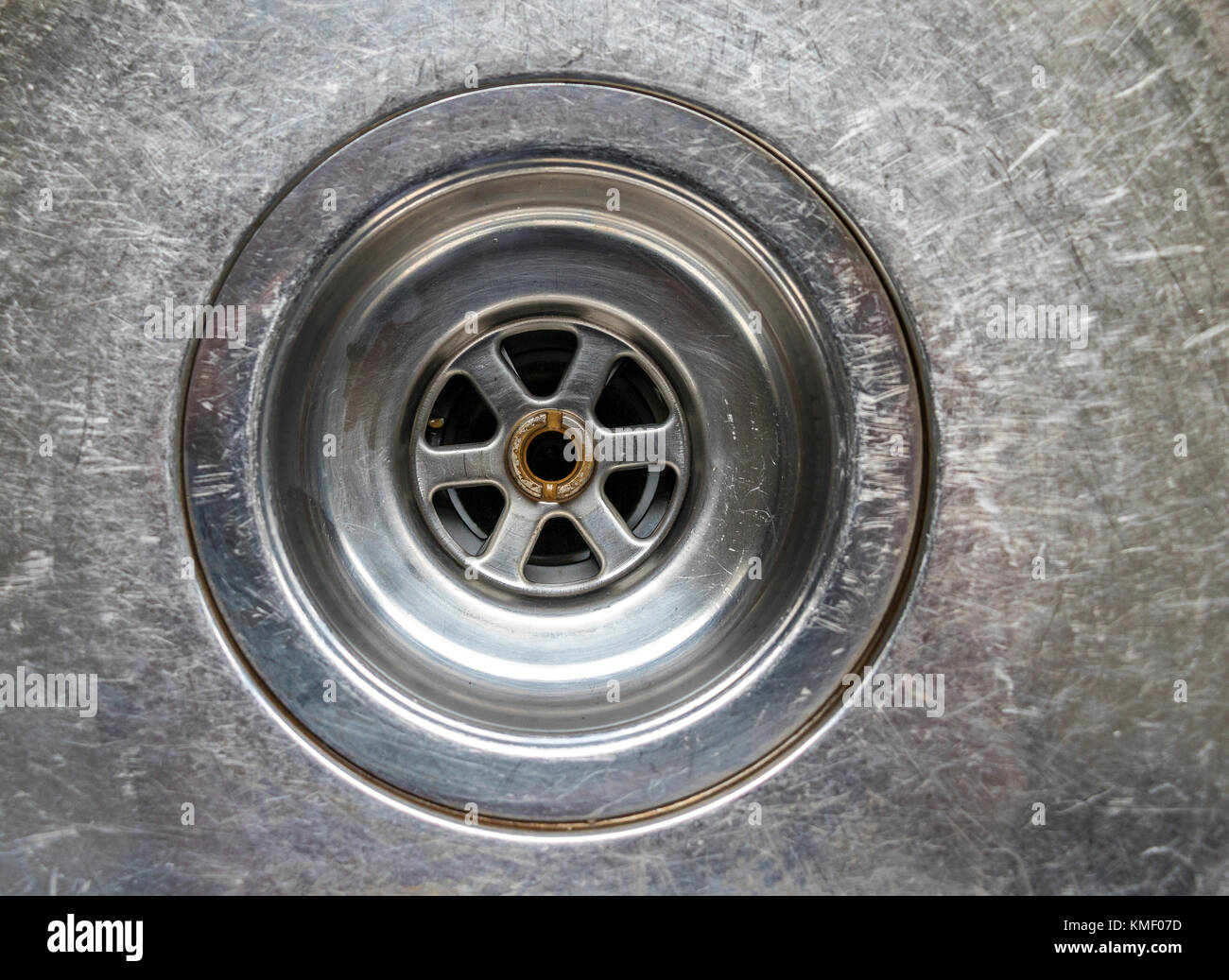 Nahaufnahme von einem Waschbecken aus Edelstahl Stecker Bohrung Stockfoto