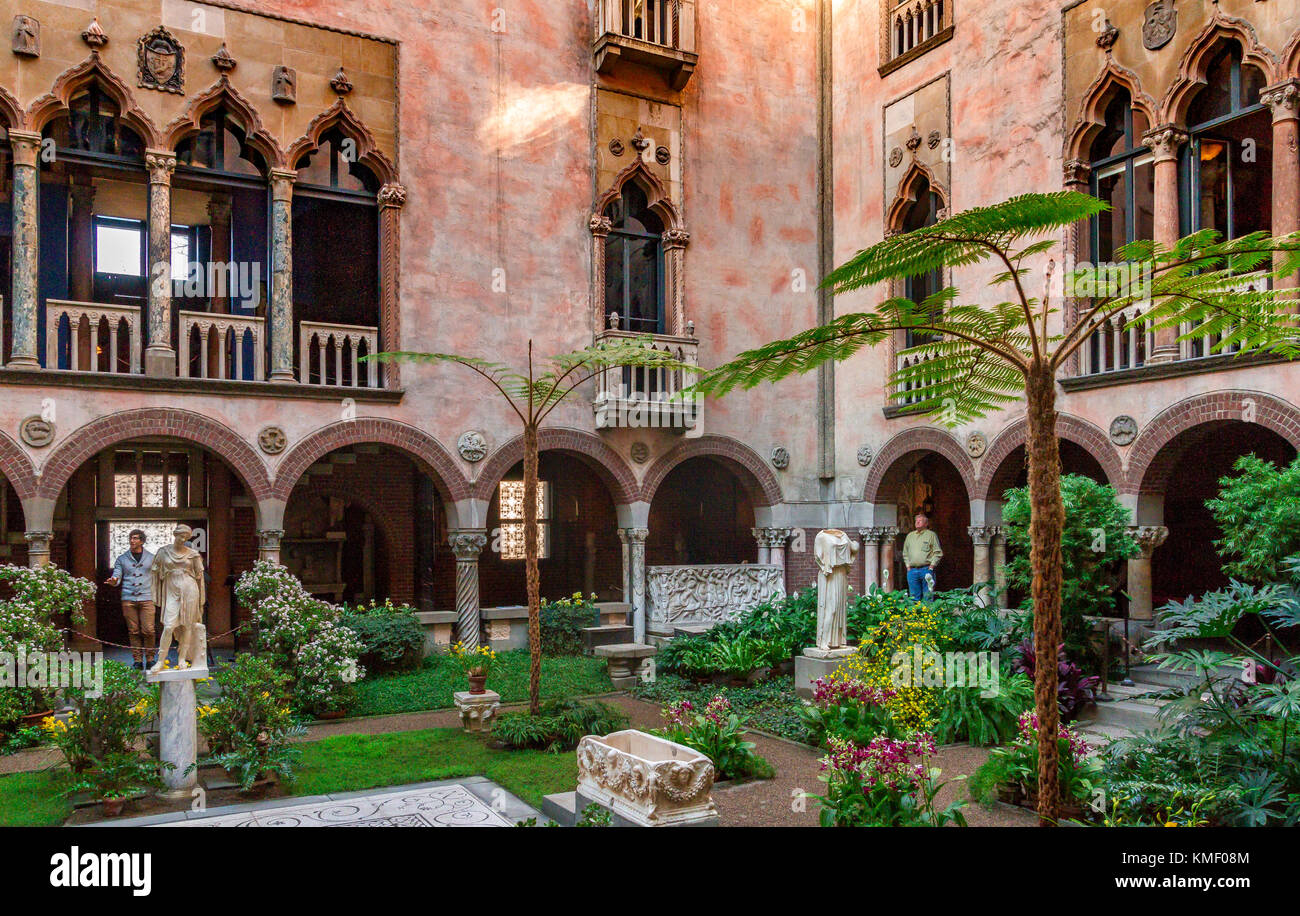 Der innere geheime Hofgarten im Isabella Stewart Gardner Museum in Boston, Massachusetts, USA Stockfoto