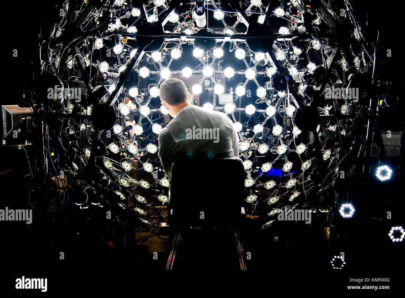 Ein U.S. Navy sailor sitzt in einem 3D-Scanner im Gesicht während eines la flotte Woche Tour der Activision Capture Studio September 1, 2017 in Los Angeles, Kalifornien. (Foto von Mks 1 Christopher okula über planetpix) Stockfoto